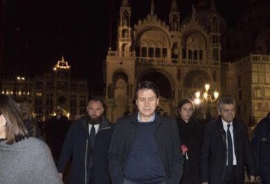 Venezia acqua alta, Conte su indennizzi e Mose: “Soldi a privati e negozi”