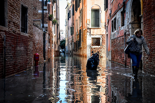 Venezia acqua alta, Conte su indennizzi e Mose: “Soldi a privati e negozi” Venezia acqua alta, Conte su indennizzi e Mose: “Soldi a privati e negozi”
