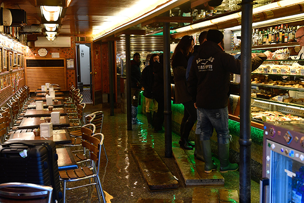 Venezia acqua alta, Conte su indennizzi e Mose: “Soldi a privati e negozi” Venezia acqua alta, Conte su indennizzi e Mose: “Soldi a privati e negozi”