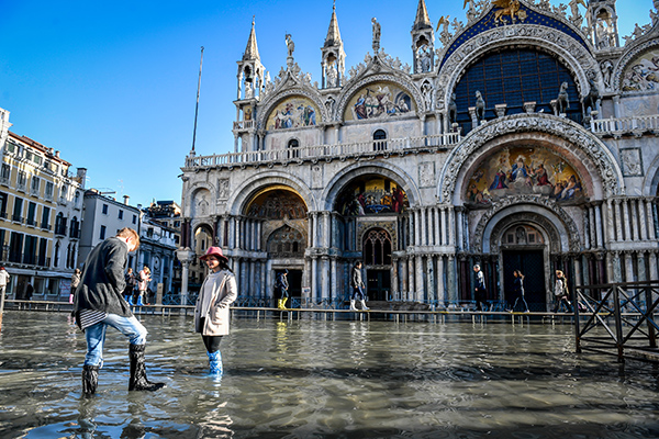 Venezia acqua alta, Conte su indennizzi e Mose: “Soldi a privati e negozi” Venezia acqua alta, Conte su indennizzi e Mose: “Soldi a privati e negozi”