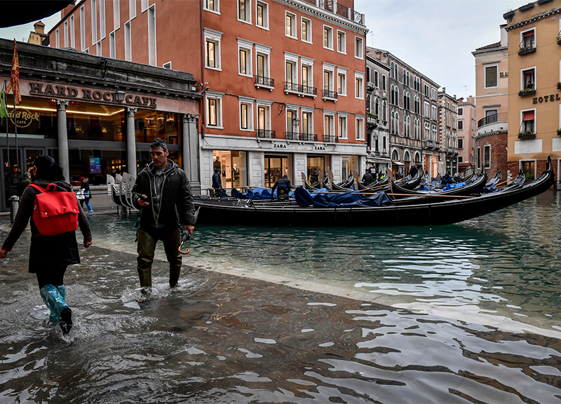 Venezia acqua alta, piazza San Marco allagata. Sindaco: “Un miliardo di danni”