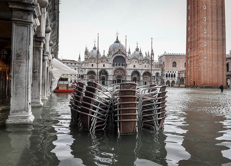 Venezia acqua alta, piazza San Marco allagata. Sindaco: “Un miliardo di danni”