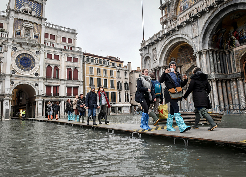 Venezia acqua alta, piazza San Marco allagata. Sindaco: “Un miliardo di danni”