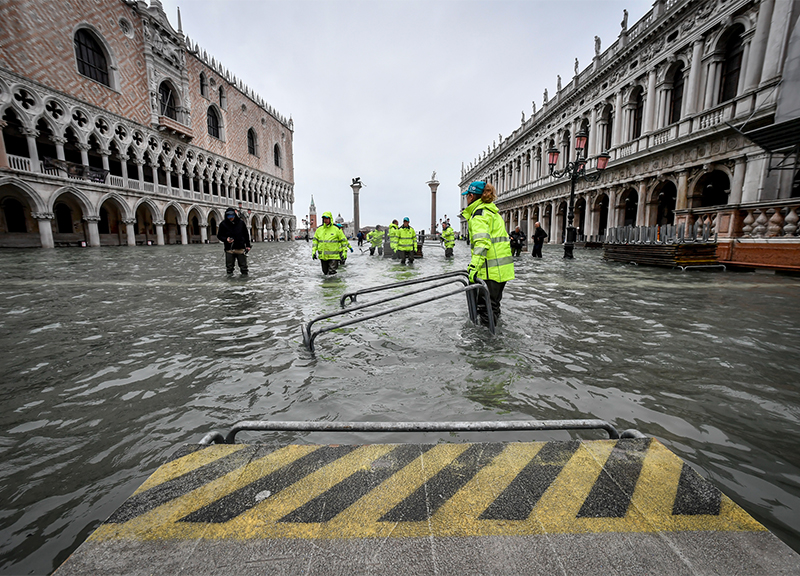 Venezia acqua alta, piazza San Marco allagata. Sindaco: “Un miliardo di danni”