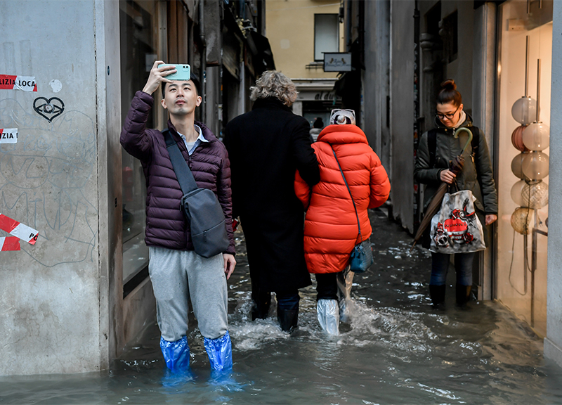 Venezia acqua alta, piazza San Marco allagata. Sindaco: “Un miliardo di danni”