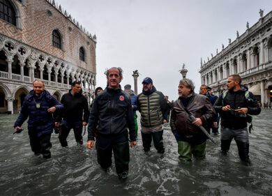 Venezia acqua alta, piazza San Marco allagata. Sindaco: “Un miliardo di danni”