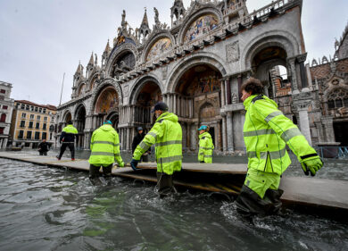 Nuovo picco di acqua alta a Venezia. Dal Piave all’Arno, paura per i fiumi