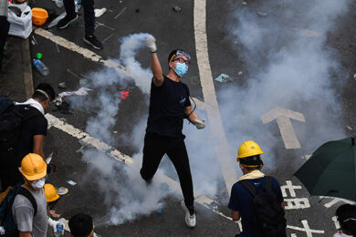 Hong Kong: frecce e catapulte contro agenti, duri scontri