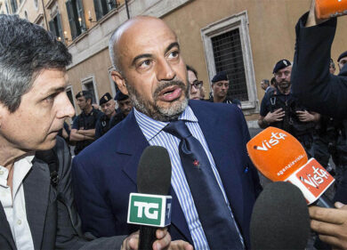 Caso Mes, Paragone scuote il M5S: “E’ gravissimo se Conte ha firmato”