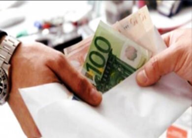 Mazzetta da 2.400 euro per evitare un sequestro: la Finanza arresta cinese