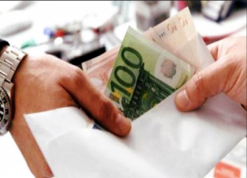 Mazzetta da 2.400 euro per evitare un sequestro: la Finanza arresta cinese Mazzetta da 2.400 euro per evitare un sequestro: la Finanza arresta cinese