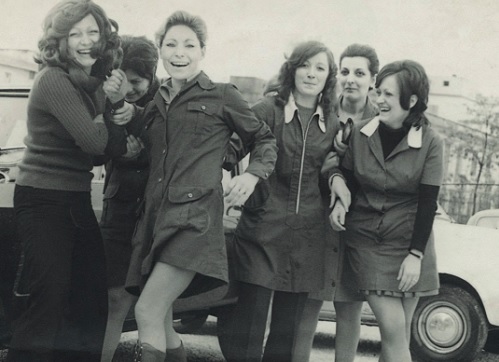 Dita di Dama a Milano: in scena le donne operaie del 1969 italiano Dita di Dama a Milano: in scena le donne operaie del 1969 italiano
