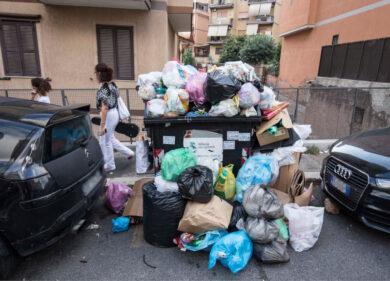 Rifiuti, la Giunta Raggi tenta di uccidere Roma per asfissia. L’inerzia di Ama