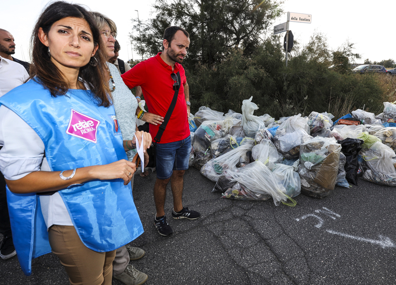 Rifiuti di Roma a Civitavecchia. Raggi: “Me ne frego”, e firma l’ordinanza