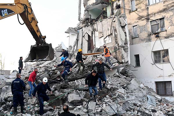 Terremoto Albania, scossa magnitudo 6.5. Vittime e centinaia di feriti Terremoto Albania, scossa magnitudo 6.5. Vittime e centinaia di feriti