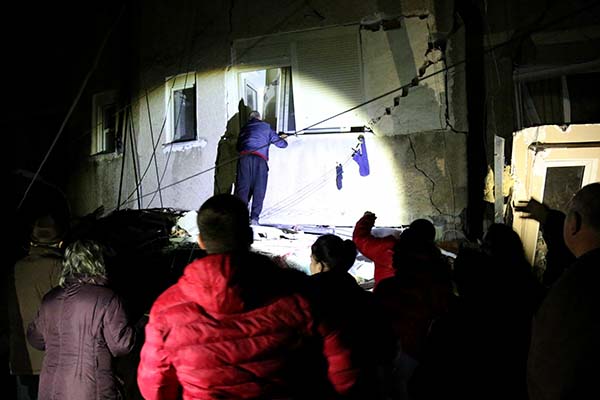 Terremoto Albania, scossa magnitudo 6.5. Vittime e centinaia di feriti Terremoto Albania, scossa magnitudo 6.5. Vittime e centinaia di feriti