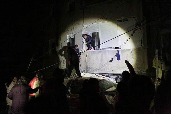 Terremoto Albania, scossa magnitudo 6.5. Vittime e centinaia di feriti Terremoto Albania, scossa magnitudo 6.5. Vittime e centinaia di feriti