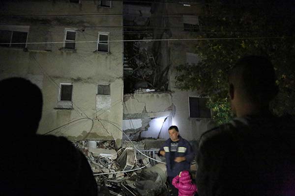 Terremoto Albania, scossa magnitudo 6.5. Vittime e centinaia di feriti Terremoto Albania, scossa magnitudo 6.5. Vittime e centinaia di feriti
