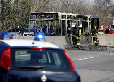 Scuolabus dirottato: Sy, molestie su ragazzina e patente ritirata per alcol