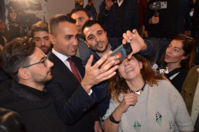 Regionali, Di Maio a Bologna con gli attivisti. La base: “Mai con Bonaccini”