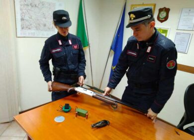 Strage di uccelli: 29 bracconieri denunciati, sequestrati richiami e 18 fucili