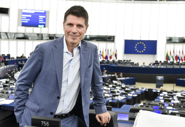M5s, Corrao: “Lega e Pd uguali: stanno coi potenti. Non potevo votare Ursula” M5s, Corrao: “Lega e Pd uguali: stanno coi potenti. Non potevo votare Ursula”