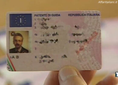 Patente col trucco, all’esame manda cugino al suo posto: denunciati per truffa