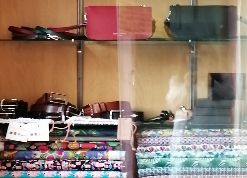 Riparazioni in pelle: a Citylife rivive una bottega storica. FOTO Riparazioni in pelle: a Citylife rivive una bottega storica. FOTO