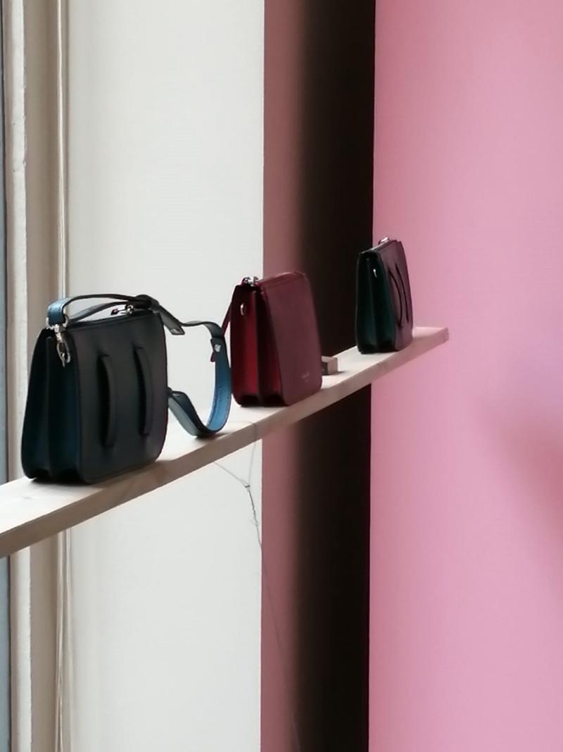 Riparazioni in pelle: a Citylife rivive una bottega storica. FOTO Riparazioni in pelle: a Citylife rivive una bottega storica. FOTO