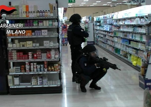 Carabinieri: esercitazione antiterrorismo… tra gli scaffali dell’Esselunga Carabinieri: esercitazione antiterrorismo… tra gli scaffali dell’Esselunga