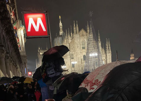 “Le Sardine non odiano, si moltiplicano”, in 25.000 in Piazza Duomo a Milano “Le Sardine non odiano, si moltiplicano”, in 25.000 in Piazza Duomo a Milano