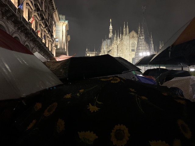 “Le Sardine non odiano, si moltiplicano”, in 25.000 in Piazza Duomo a Milano “Le Sardine non odiano, si moltiplicano”, in 25.000 in Piazza Duomo a Milano