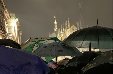 “Le Sardine non odiano, si moltiplicano”, in 25.000 in Piazza Duomo a Milano “Le Sardine non odiano, si moltiplicano”, in 25.000 in Piazza Duomo a Milano