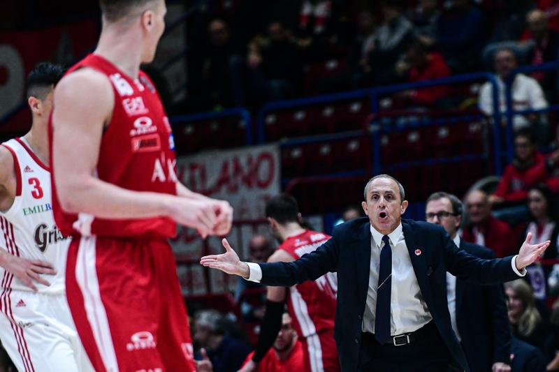Olimpia Milano piega Reggio Emilia. Micov decisivo, ma si fa male al piede Olimpia Milano piega Reggio Emilia. Micov decisivo, ma si fa male al piede