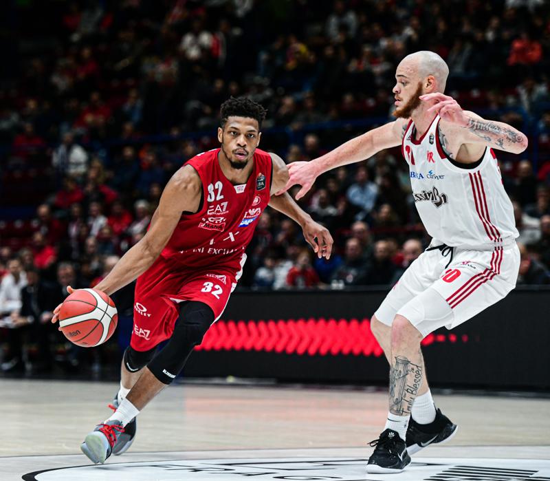 Olimpia Milano piega Reggio Emilia. Micov decisivo, ma si fa male al piede Olimpia Milano piega Reggio Emilia. Micov decisivo, ma si fa male al piede