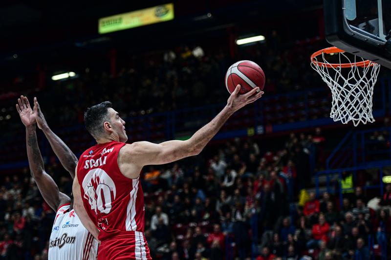 Olimpia Milano piega Reggio Emilia. Micov decisivo, ma si fa male al piede