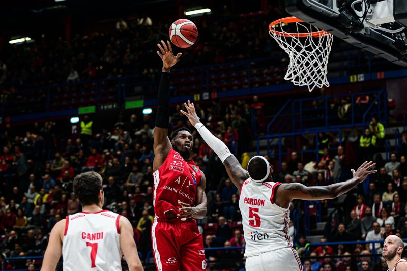Olimpia Milano piega Reggio Emilia. Micov decisivo, ma si fa male al piede Olimpia Milano piega Reggio Emilia. Micov decisivo, ma si fa male al piede