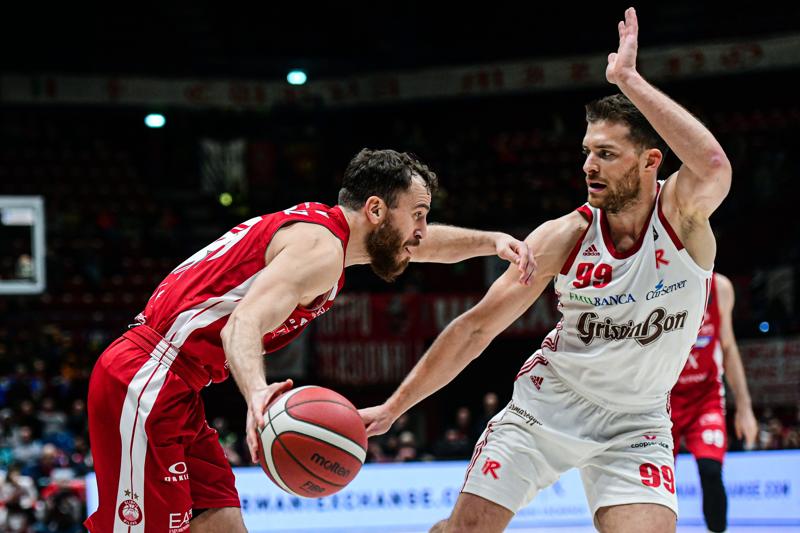 Olimpia Milano piega Reggio Emilia. Micov decisivo, ma si fa male al piede Olimpia Milano piega Reggio Emilia. Micov decisivo, ma si fa male al piede