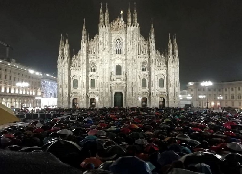 “Le Sardine non odiano, si moltiplicano”, in 25.000 in Piazza Duomo a Milano “Le Sardine non odiano, si moltiplicano”, in 25.000 in Piazza Duomo a Milano