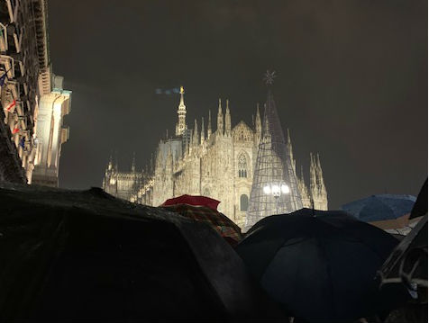 “Le Sardine non odiano, si moltiplicano”, in 25.000 in Piazza Duomo a Milano “Le Sardine non odiano, si moltiplicano”, in 25.000 in Piazza Duomo a Milano