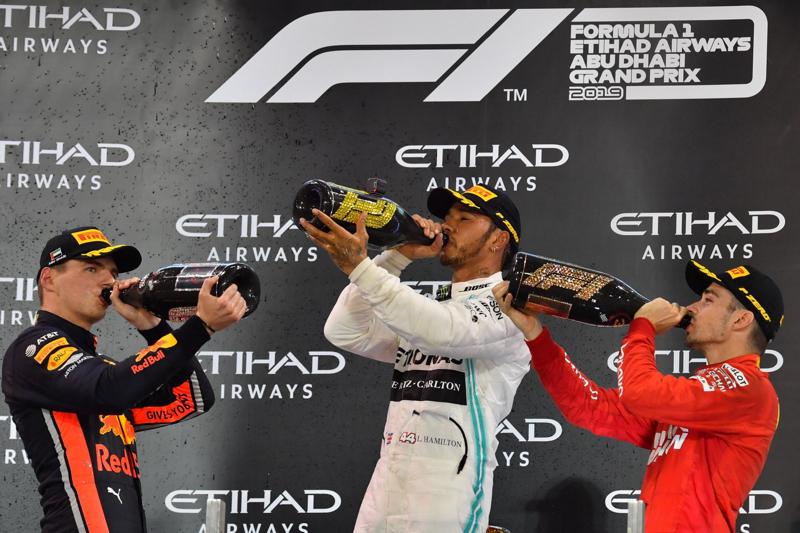 Lewis Hamilton-Ferrari, il campione Mercedes conferma i contatti e dice che… Lewis Hamilton-Ferrari, il campione Mercedes conferma i contatti e dice che…
