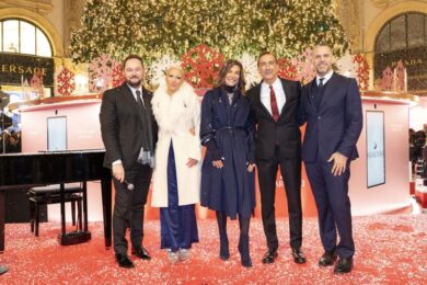 Swarovski accende l’albero in Galleria a Milano sulle note di Malika Ayane