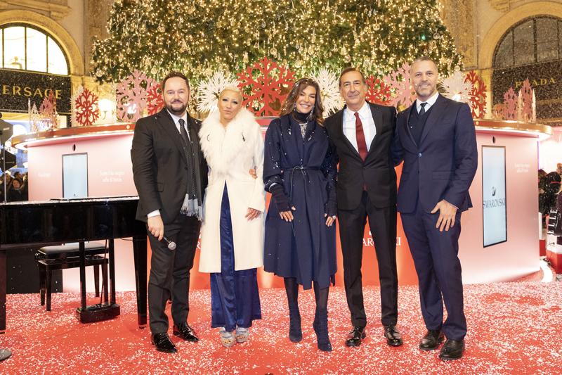 Swarovski accende l’albero in Galleria a Milano sulle note di Malika Ayane Swarovski accende l’albero in Galleria a Milano sulle note di Malika Ayane