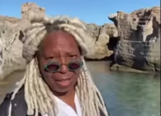 Whoopi Goldberg, vacanze italiane in Puglia: “Fantastica! Comprerò casa qui”