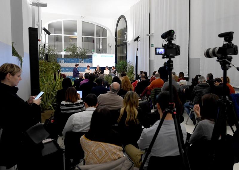 Le Sardine a passo Duomo a dialogo con la sinistra milanese. FOTO
