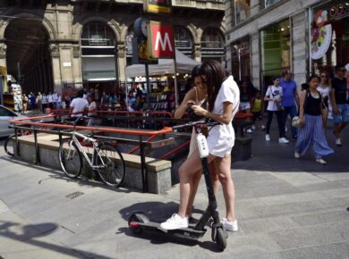 Milano, presto arriveranno 2.250 monopattini elettrici in condivisione