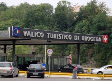 Como, bloccati alla frontiera svizzera con un assegno da cento milioni