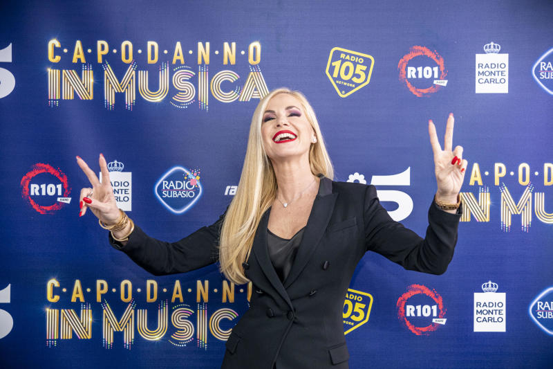 Capodanno in musica su Canale 5 e RadioMediaset: Elodie, J-Ax e… TUTTI I CANTANTI E UNA SUPER SORPRESA Capodanno in musica su Canale 5 e RadioMediaset: Elodie, J-Ax e… TUTTI I CANTANTI E UNA SUPER SORPRESA