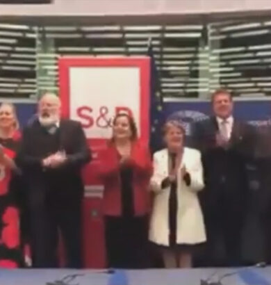 Gentiloni canta Bella Ciao al Parlamento Europeo con i socialisti
