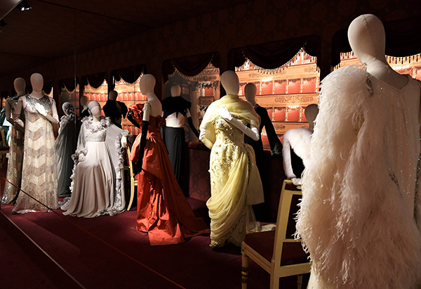 Raffaella Curiel regina della moda alla mostra Nei palchi della Scala Raffaella Curiel regina della moda alla mostra Nei palchi della Scala